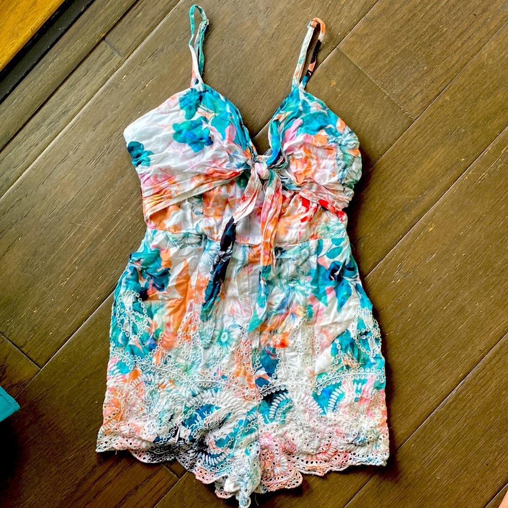 Super soft! Fully lined rayon floral 🌺 summer romper